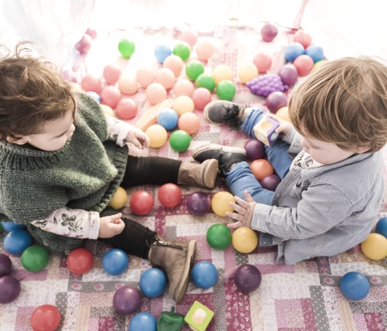 Play and Contact Circle, &copy; Freepik