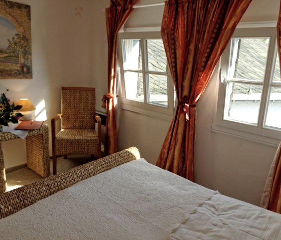 Doppelzimmer--, &copy; Nordeifel Tourismus GmbH & Burghaus und Villa Kronenburg
