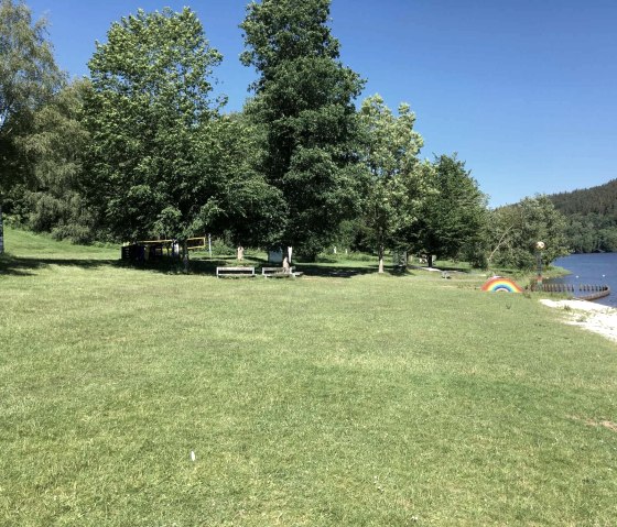 Badesee Kronenburg Liegewiese, &copy; Nordeifel Tourismus GmbH & Ferienwohnung Auszeit