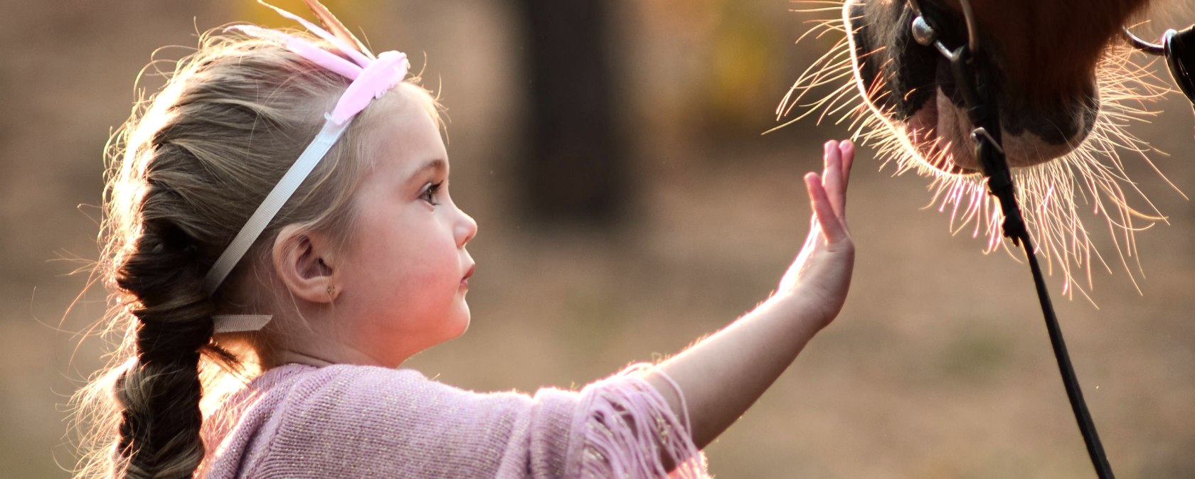 Mädchen mit Pferd, © Freepik
