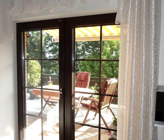 Blick vom Esszimmer auf Terrasse, &copy; Nordeifel Tourismus GmbH & Ferienwohnung Orchidee