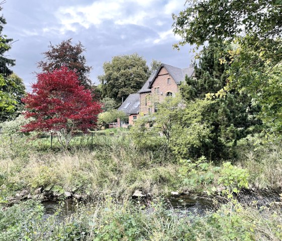 Haus- und Gartenansicht von der Flussseite