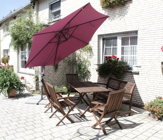 Sonniger Sitzplatz im Hof, &copy; Elke Greven & Nordeifel Tourismus GmbH