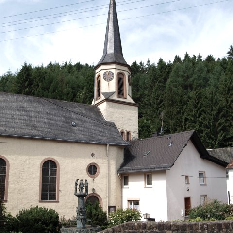 Kirche in Eisenschmitt mit Brunnen, © GesundLand Vulkaneifel GmbH