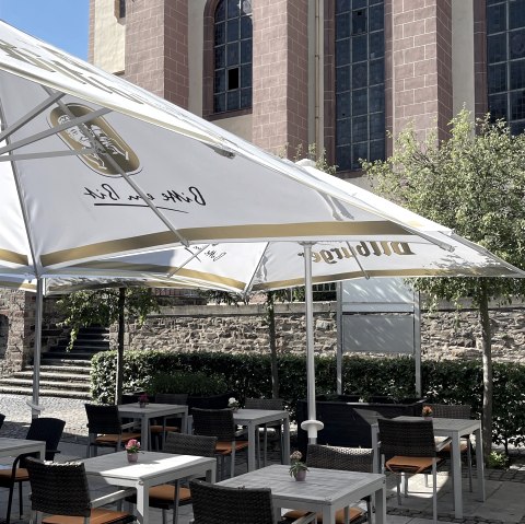 Außenbereich mit Blick auf die Kirche, © Café EifelGarden