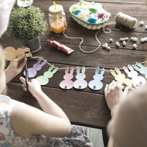 Osterbasteln mit Kindern, &copy; Freepik