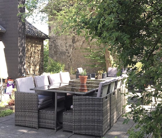 Posthalerhof_Ferienwohnunge_Burg_Maisonette_Terass, &copy; Nordeifel Tourismus GmbH & Denkmal Posthalterhof, Ferienwohnungen