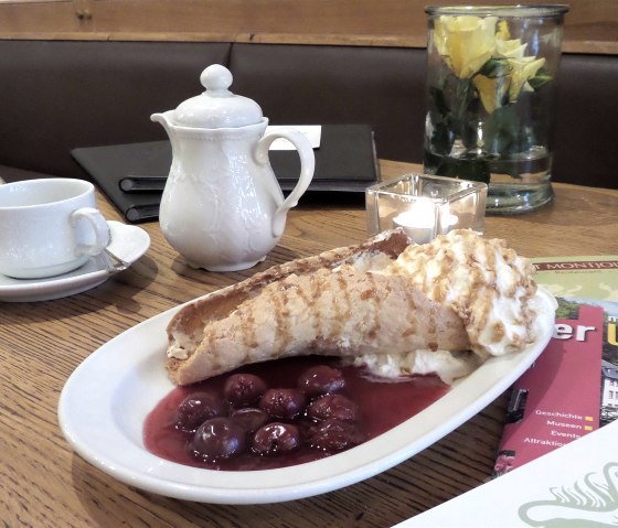 Spezialit&auml;t: Monschauer D&uuml;tchen, &copy; Hotel & Restaurant Alt Montjoie