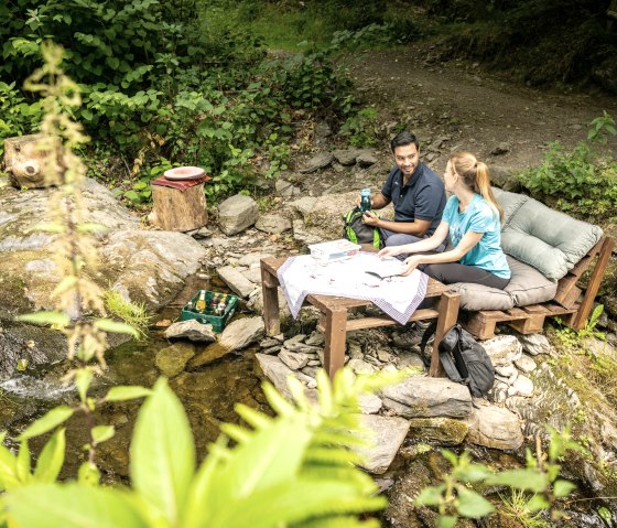 Sitzgelegenheit bei der &Ouml;lm&uuml;hle, &copy; Eifel Tourismus GmbH, Dominik Ketz