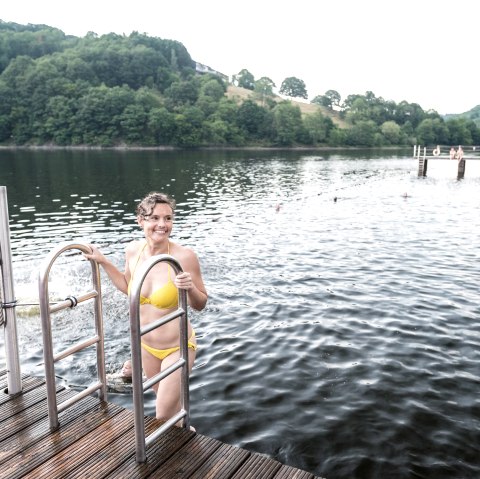 Abk&uuml;hlung im Naturerlebnisbad Einruhr, &copy; Eifel Tourismus GmbH, D. Ketz
