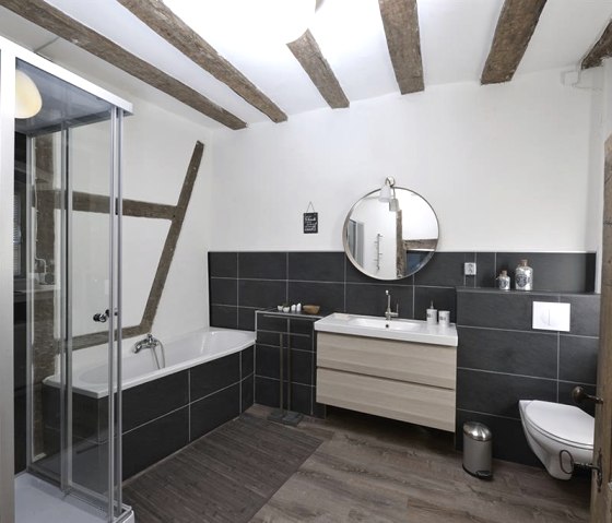 Dusche und Wanne im Bad, &copy; Nordeifel Tourismus GmbH & Ferienwohnung Zum Pinken Schaf