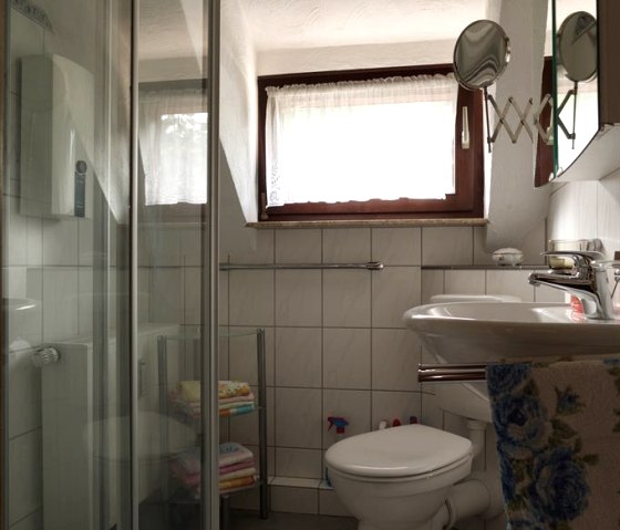Bathroom with shower and toilet, &copy; Nordeifel Tourismus GmbH & Johannes Schuh