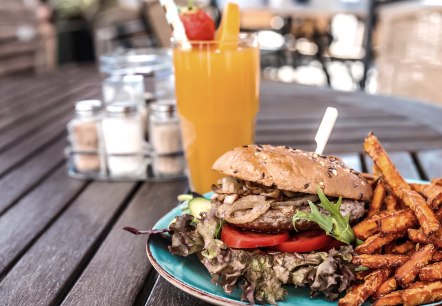 Burger im Restaurant B&uuml;rgerstube, &copy; Hotel Restaurant B&uuml;rgerstube