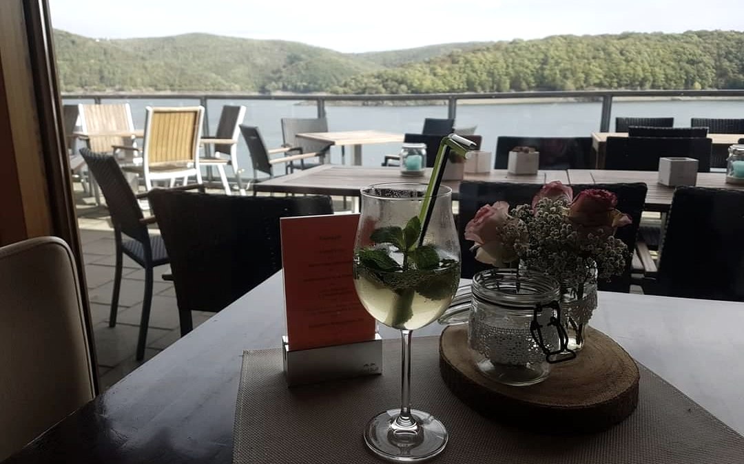 Cocktail auf der Außenterrasse, © Beach Club Eifel