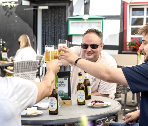 Toasting in the outdoor area, &copy; Frank Wiesen