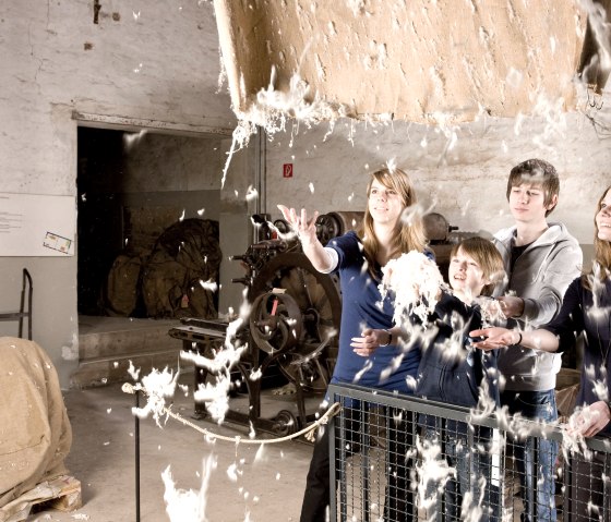 Familienf&uuml;hrung durch die Tuchfabrik M&uuml;ller, &copy; LVR-Industriemuseum, Foto: Stefan Arendt