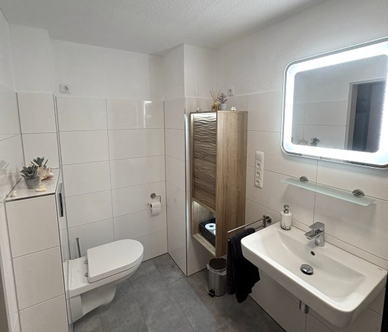 Badezimmer mit Dusche, &copy; Ferienwohnung Rurterrasse - Michaux