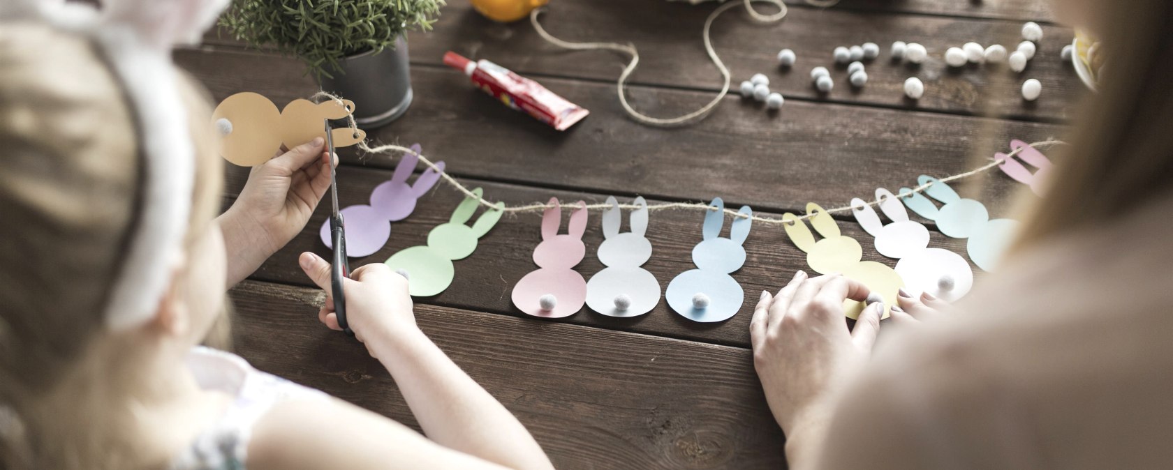 Osterbasteln mit Kindern, &copy; Freepik