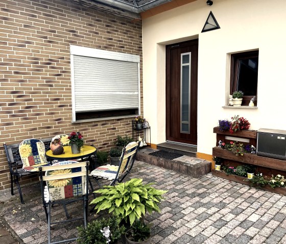 Sitzgelegenheiten vor dem Haus, &copy; Rureifel Tourismus e.V.