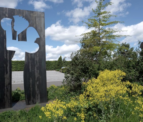 Seepark Z&uuml;lpich, Blumen und Skulptur, &copy; Seepark Z&uuml;lpich