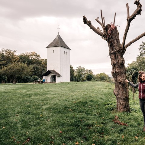 Zwei Frauen stehen auf einer Wiese vor dem Swister Turm. Der Himmel ist bew&ouml;lkt, und im Hintergrund sind B&auml;ume zu sehen., &copy; Paul Meixner