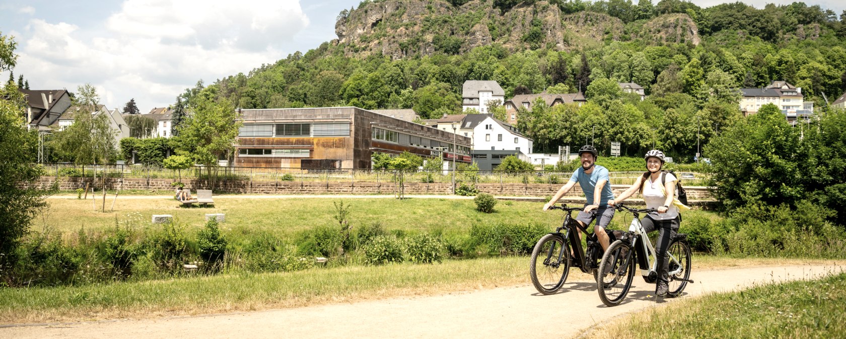 Kyll cycle path in Gerolstein. with the Dolomites in the background, © Eifel Tourismus GmbH, Dominik Ketz