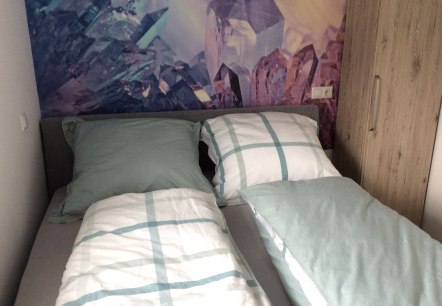 Bett, © Nordeifel Tourismus GmbH & Fewo Eifeler Edelsteine Aquamarin