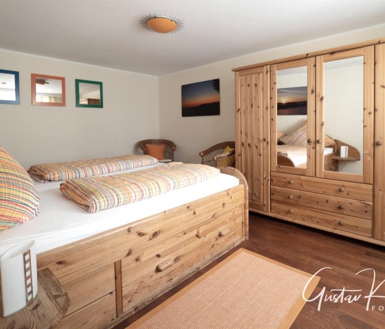 Doppelschlafzimmer im EG, &copy; Elke Greven & Nordeifel Tourismus GmbH