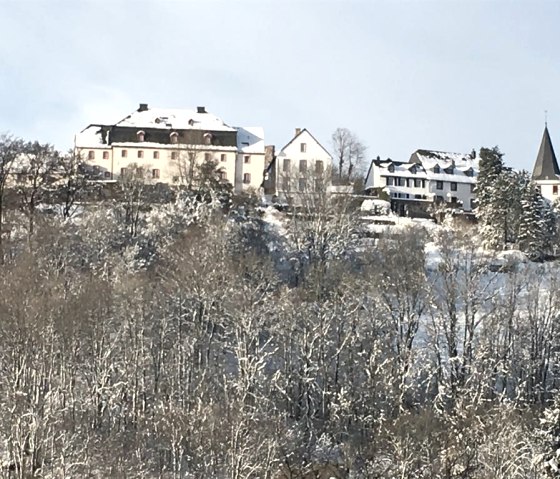 Burg f&uuml;r Bus, &copy; Nordeifel Tourismus GmbH & Schullandheim Kronenburg