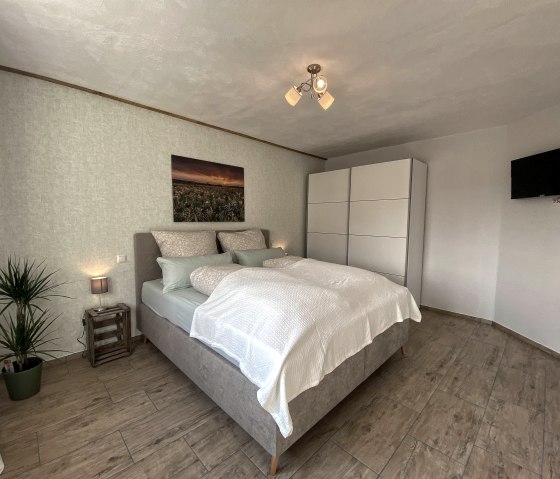 Bedroom with comfortable box-spring bed, © Rureifel Tourismus e.V. - Dennis Winands