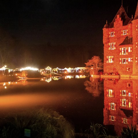 Burg Satzvey zur Weihnachtszeit, &copy; Mike Goehre