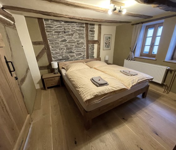 Schlafzimmer mit Doppelbett, &copy; Haus an der Rur