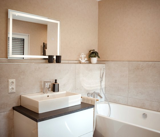 Bad mit Badewanne, &copy; Nordeifel Tourismus GmbH & Ferienhaus Eifeltoni