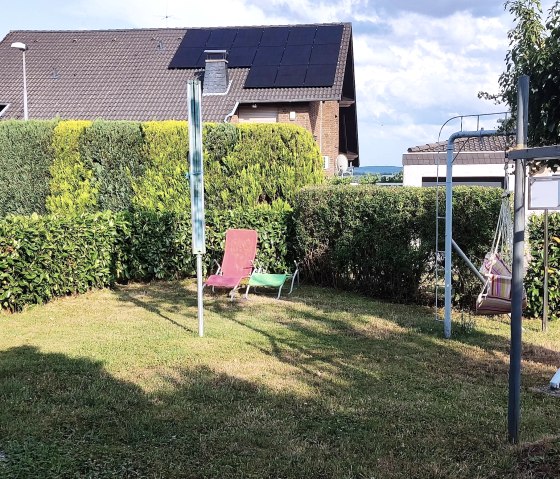 Garten zur Stra&szlig;e