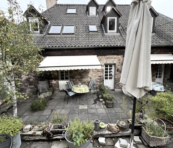 Posthalterhof_Jakobsweg_Terrasse, &copy; Nordeifel Tourismus GmbH & Denkmal Posthalterhof, Ferienwohnungen