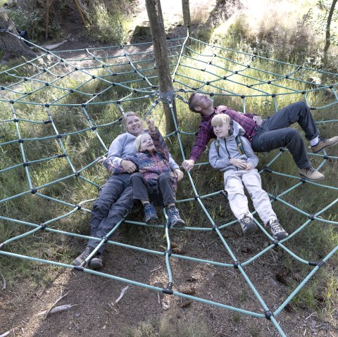 Entspannte Pause im Spinnennetz, © Eifel Tourismus GmbH, Tobias Vollmer - finanziert durch REACT-EU