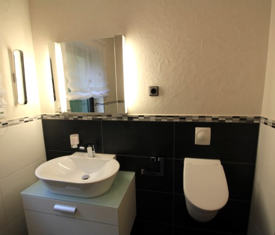 Bathroom downstairs, © Nordeifel Tourismus GmbH & Wiegmanns