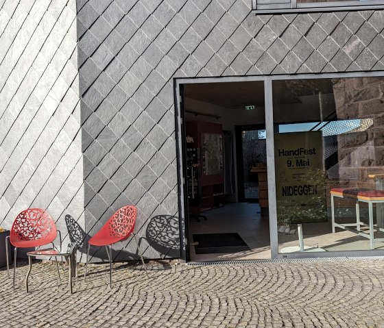 Sitzgelegenheit vor dem Nationalpark-Tor, &copy; Rureifel-Tourismus e.V.