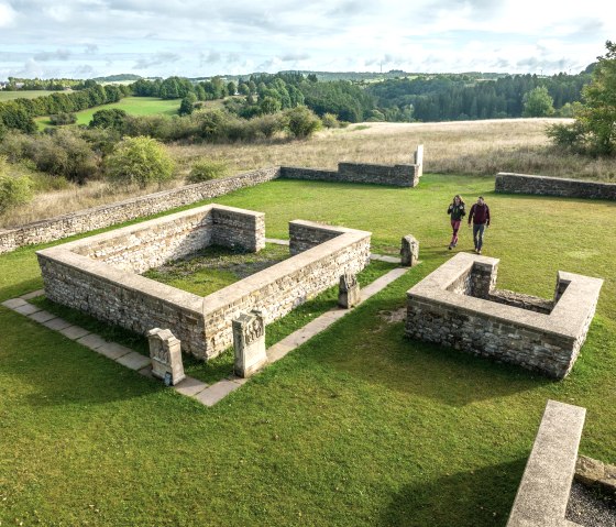 Teilrekonstruierte Mauern der Tempelanlage, &copy; Eifel Tourismus GmbH, Dominik Ketz