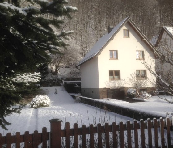 Haus mit Garten im Winter__, &copy; kph &  Nordeifel Tourismus GmbH