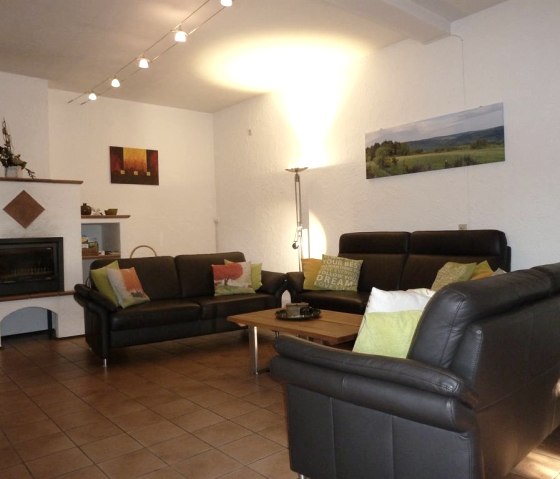 Wohnzimmer mit Kamin und Ledersofas Haus, &copy; Ewert