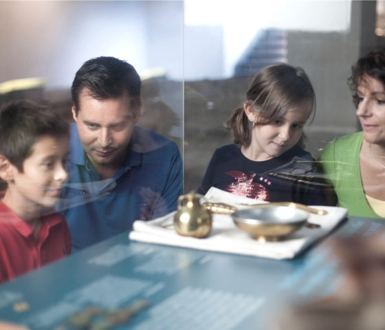 Mit Kindern unterwegs in den R&ouml;merthermen, &copy; LVR-ZMBD. Schmitz