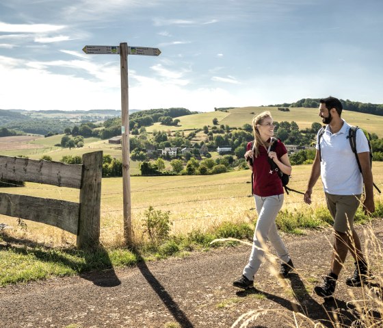 Wanderer auf der EifelSpur "Soweit das Auge reicht, &copy; Eifel Tourismus GmbH - Dominik Ketz
