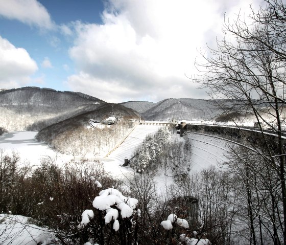 Urftstaumauer im Winter, &copy; Janssen & De Kievith Fotografie