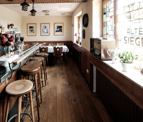 Blick ins Caf&eacute;- Retro Theke