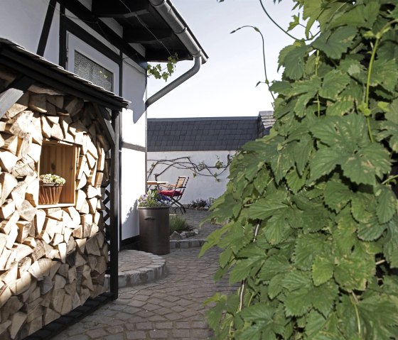 Garten mit Innenhof, &copy; Nordeifel Tourismus GmbH & K.J.W