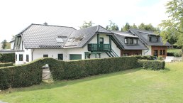 G&auml;stehaus gesamt aus Traktorsicht