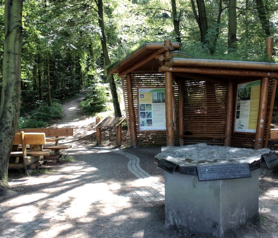 Sitzgruppe, Unterstand und Bronzemodell, &copy; Rureifel-Tourismus e.V.