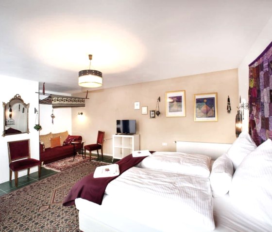 Familienzimmer, &copy; Katryn Kaufmann - Hinter den Spiegeln