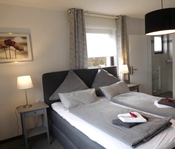 Schlafzimmer__, &copy; Nordeifel Tourismus GmbH & Ferienwohnung Charly